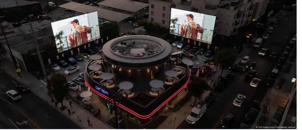 德国之声 | 马斯克跨界开餐馆 营业首日秒杀隔壁麦当劳