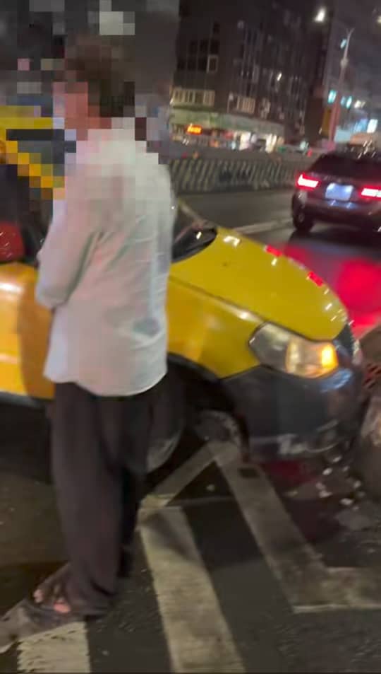 德士撞桥墩旁人绕道 Toro挺身救人获赞