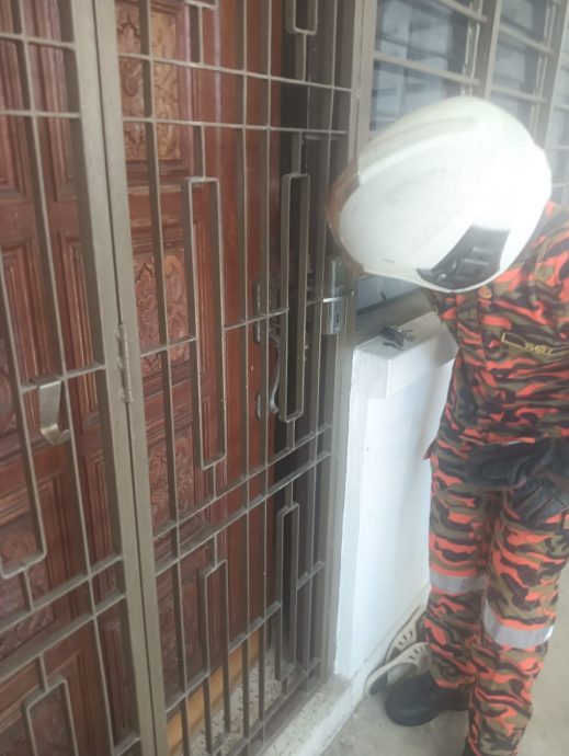 怡保一华裔老妇反锁屋内 消拯员破门发现已身亡