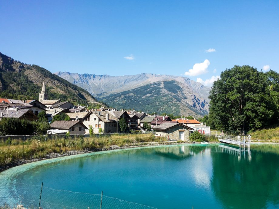 意北滑雪胜地山洪暴发酿一死!黑色泥流“碾入城镇”