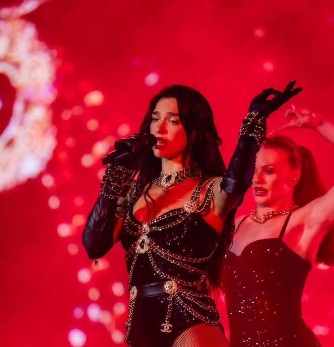 感慨观众由350人变7万 杜娃黎波伦敦忍泪献唱