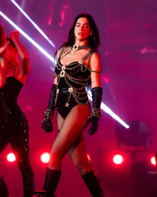 感慨观众由350人变7万 杜娃黎波伦敦忍泪献唱