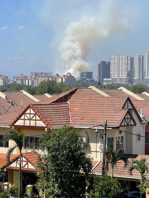 慈济国际学校后方丛林火患 40消拯员合力控制火势