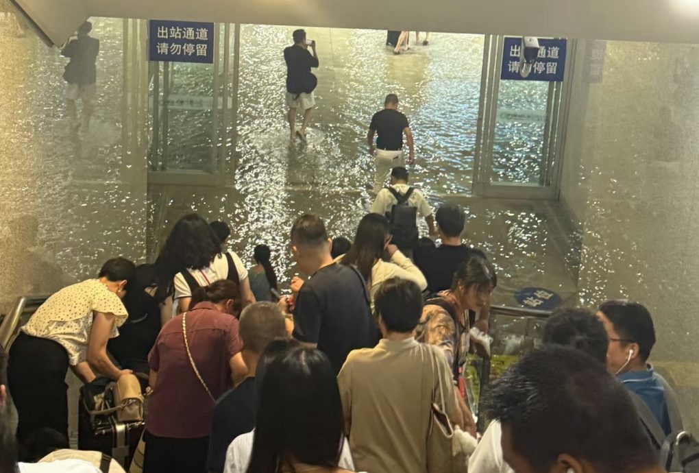 成都一周两暴雨打破纪录　市中心车辆泡水、火车站变水帘洞