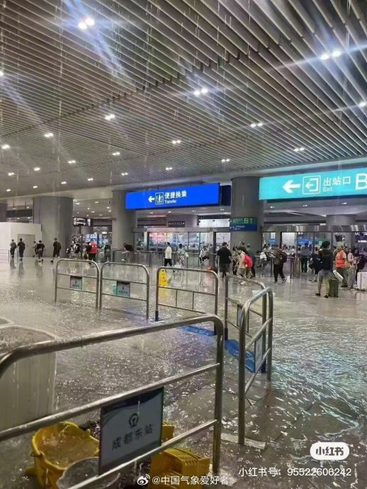 成都一周两暴雨打破纪录　市中心车辆泡水、火车站变水帘洞
