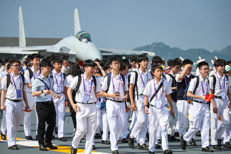 战机挂导弹展示 香港市民首登山东舰震撼又兴奋 学生想参军报国