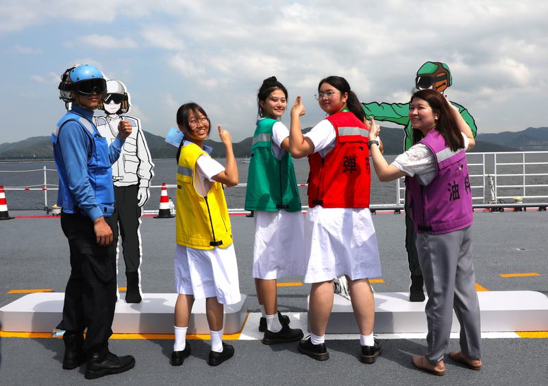 战机挂导弹展示 香港市民首登山东舰震撼又兴奋 学生想参军报国