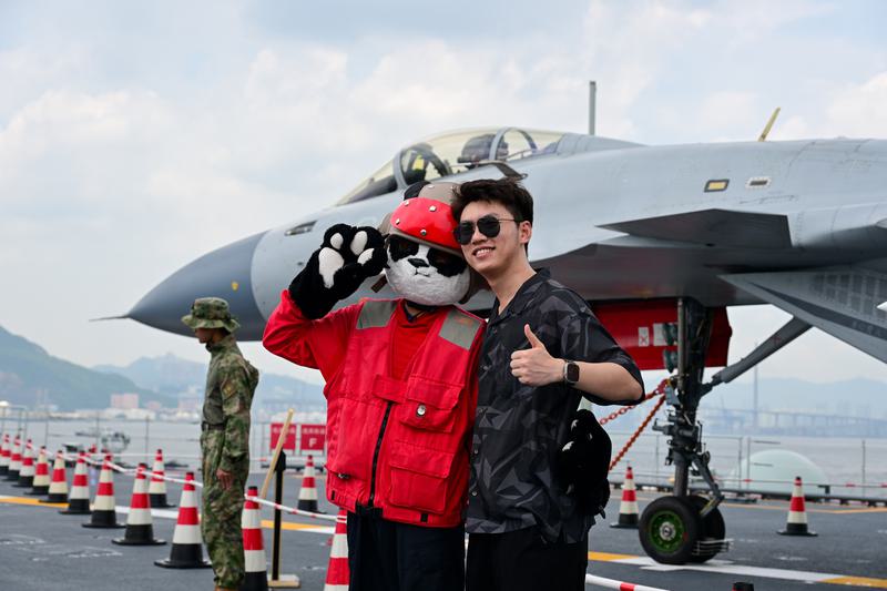 战机挂导弹展示 香港市民首登山东舰震撼又兴奋 学生想参军报国