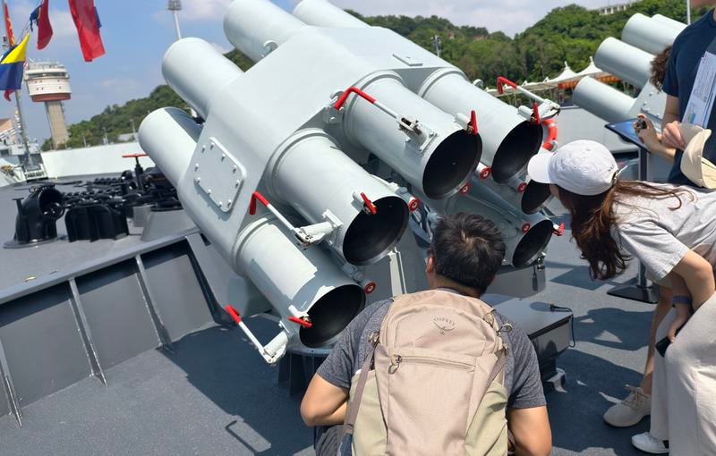 战机挂导弹展示 香港市民首登山东舰震撼又兴奋 学生想参军报国