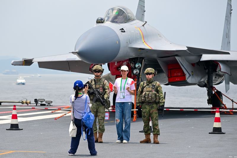 战机挂导弹展示 香港市民首登山东舰震撼又兴奋 学生想参军报国