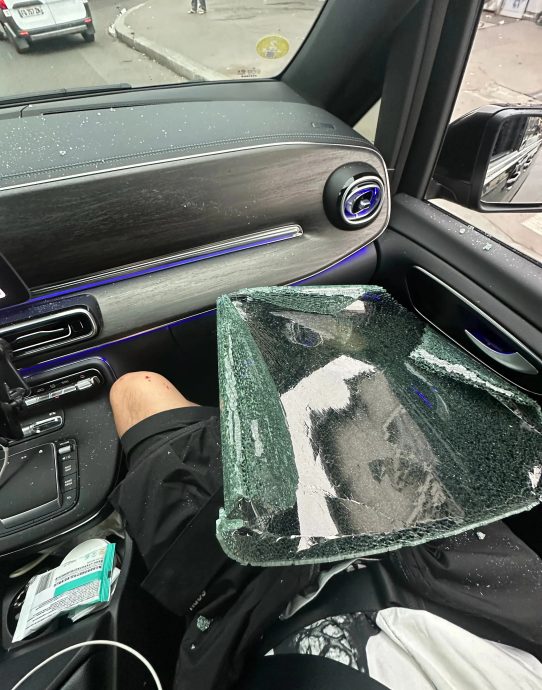 戴燕妮在巴黎被破窗抢劫 歹徒秒砸车窗夺包