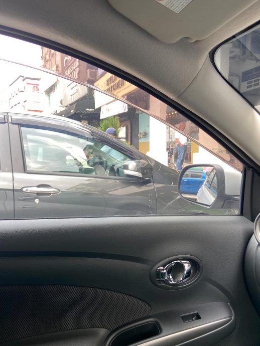 执法太心急？人在车上竟被开罚单 执法员冷回应惹争议