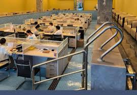 抽干泳池水改装办公室 “深水区”上班如拍科幻片