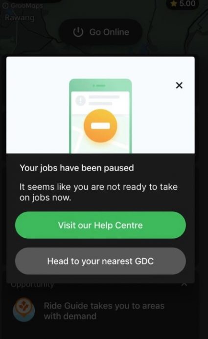 拒超载遭一家5口怒骂摔车门 残疾司机守法反被封号