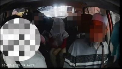拒超载遭一家5口怒骂摔车门 残疾司机守法反被封号