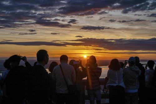 拚图三图)2025年最小太阳 地球过“远日点”离太阳最远