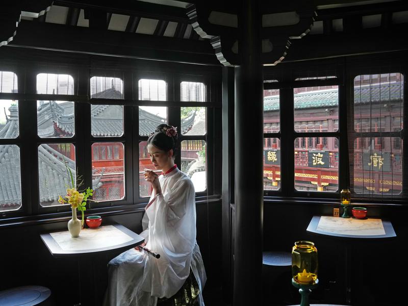 拚图三图) 240余年历史“海上第一茶楼”湖心亭焕新重开