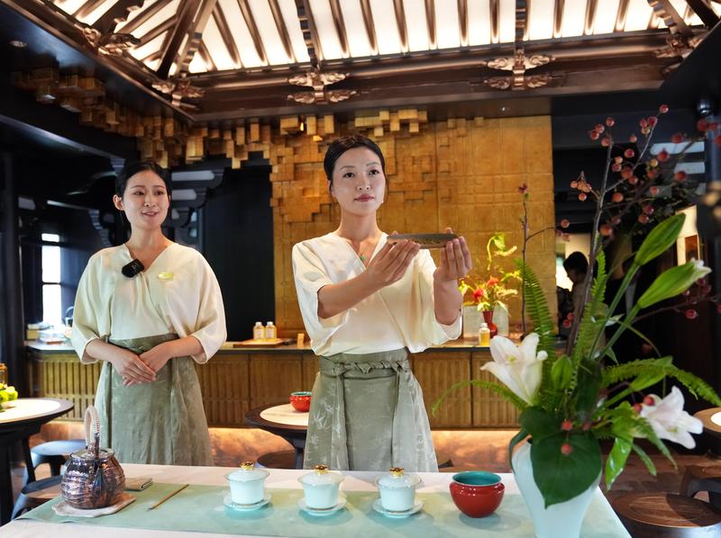 拚图三图) 240余年历史“海上第一茶楼”湖心亭焕新重开