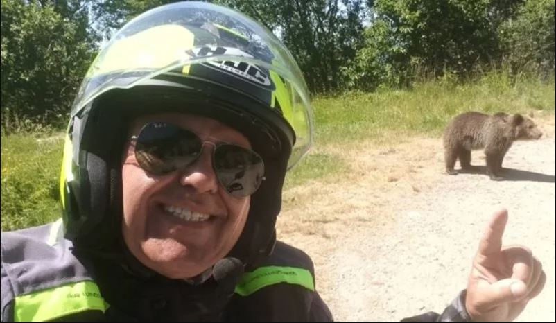 拚图)与幼熊开心自拍成遗照 意游客隔天遭母棕熊袭击丧命