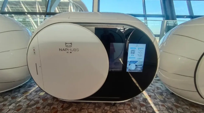 拚图两图)上海浦东机场启用睡眠舱