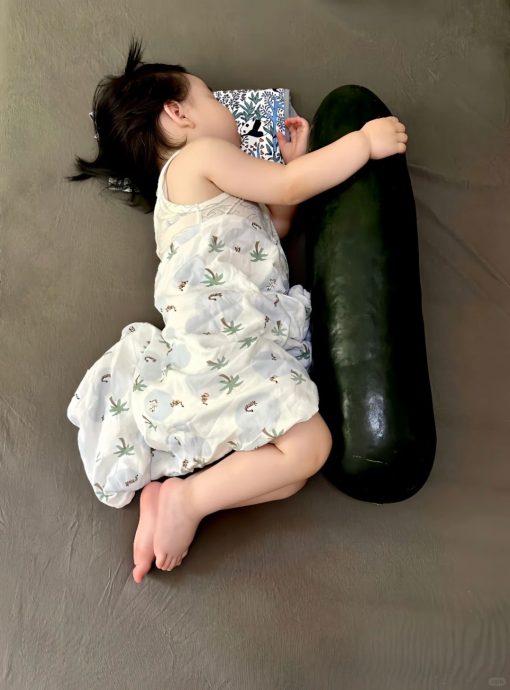 拚图两图)中国民众突疯抱冬瓜睡觉 酷热天奇招降温助眠