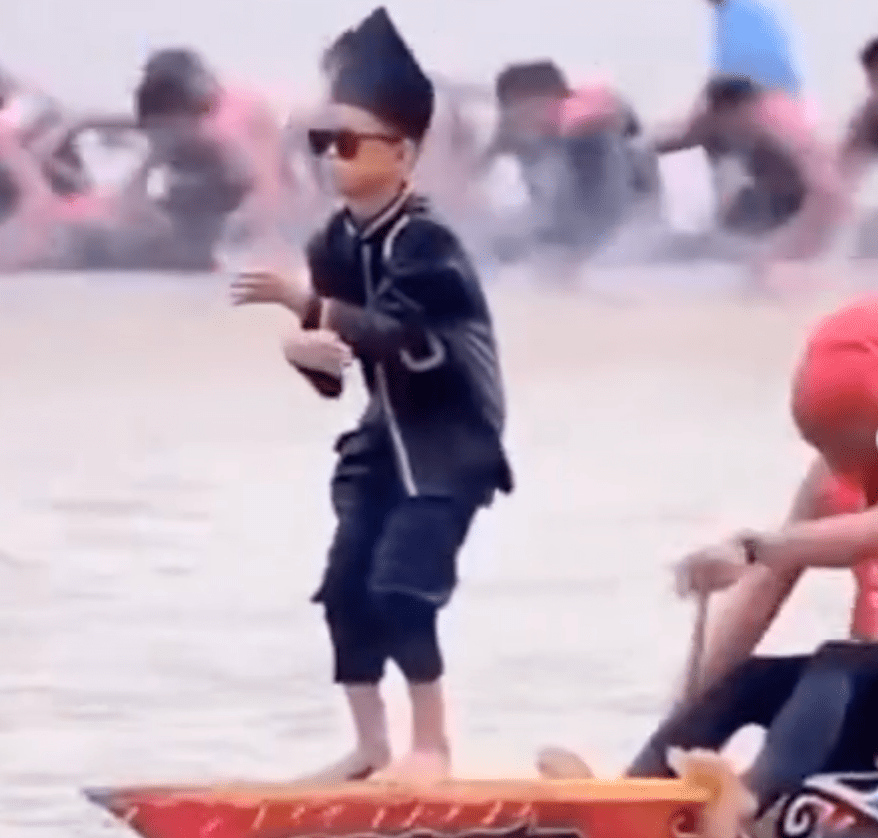 拚图两图)印尼11岁男童船头热舞掀全球模仿热潮 球星海军都致敬