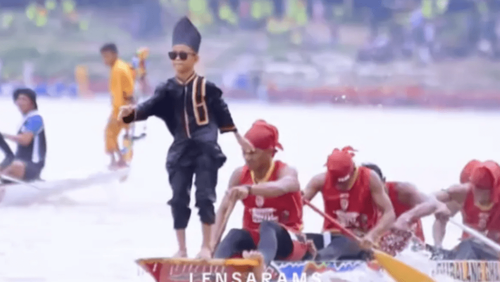 拚图两图)印尼11岁男童船头热舞掀全球模仿热潮 球星海军都致敬