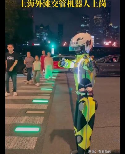 拚图)外滩机械人交警亮相  上海警方：还在训练