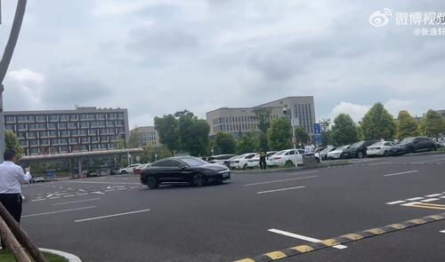 拚图)网约车接不到客狂燥 离奇高速兜圈30圈