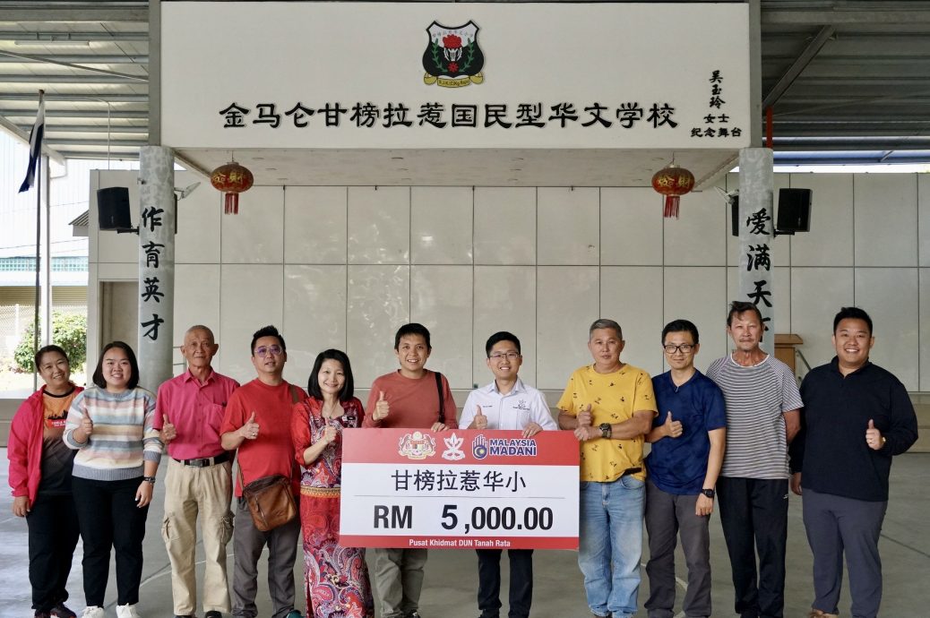 拨款8万8百令吉予金马仑8所华小 