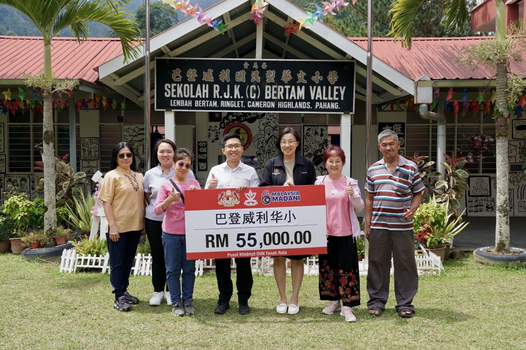 拨款8万8百令吉予金马仑8所华小 