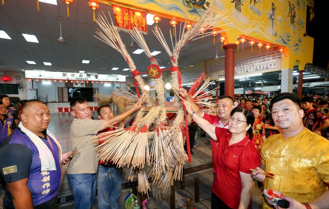 拱桥关帝庙庆大宝诞 逾800人参与舞火龙游行