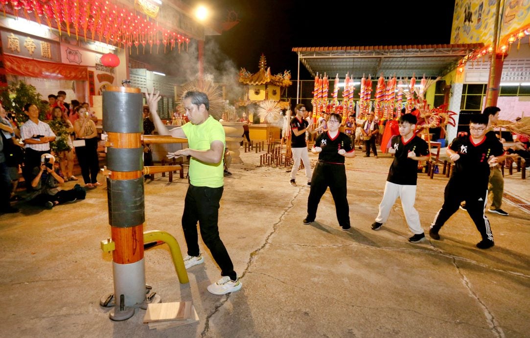 拱桥关帝庙庆大宝诞 逾800人参与舞火龙游行
