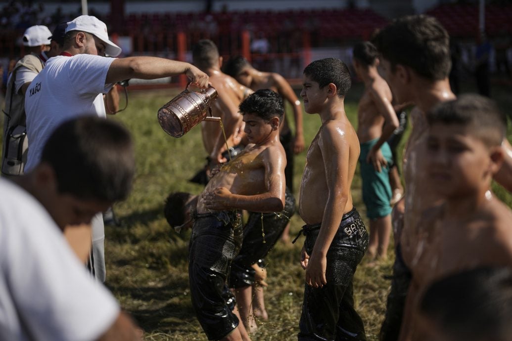 土耳其少年踊跃参与涂油摔跤赛 传承14世纪传统运动