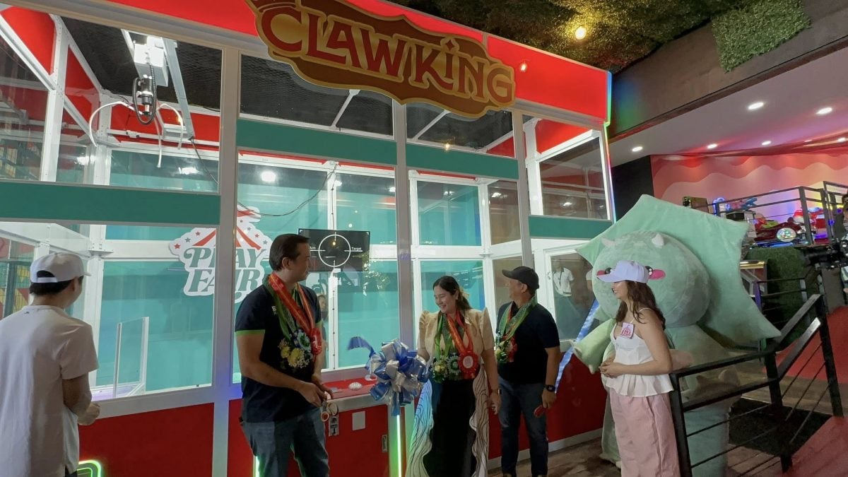 拼盘 宿雾“爪王”冲刺健力士 世界最大夹娃娃机亮相