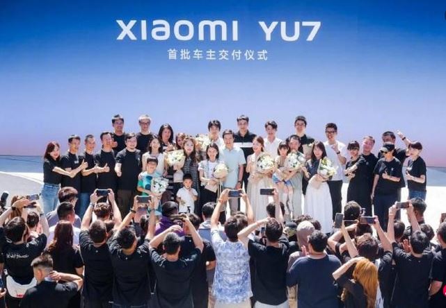 拼盘 小米YU7交付首批车主 雷军现身交付仪式	