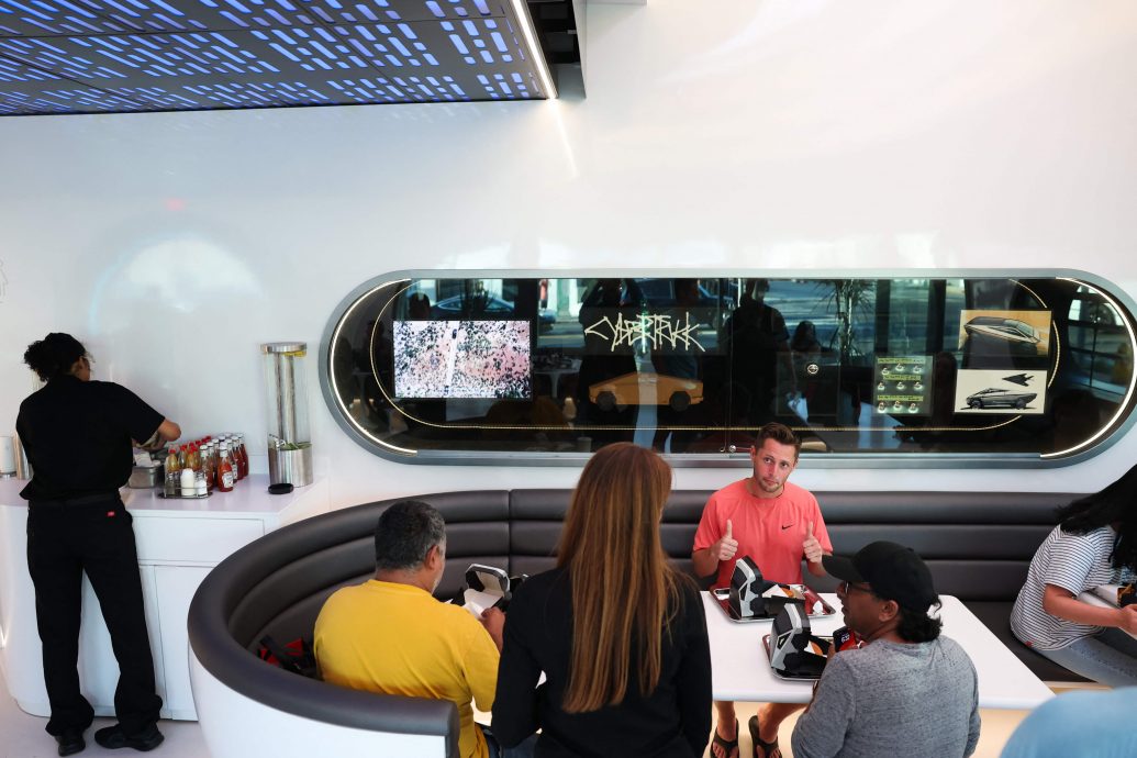 拼盘 特斯拉汽车餐厅首开业 饮食汽车充电一应俱全