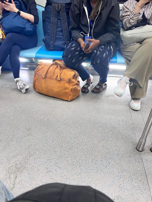 捷运乘客用行李占空座 网民谴责“不让座给孕妇”