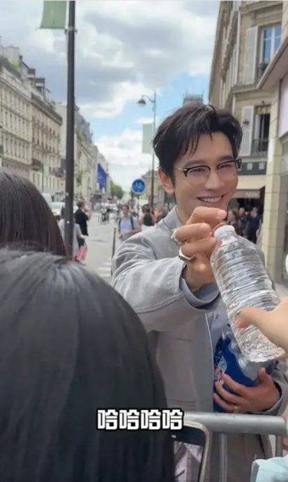 摄影师相机包被偷走 黄晓明塞钱应急获赞