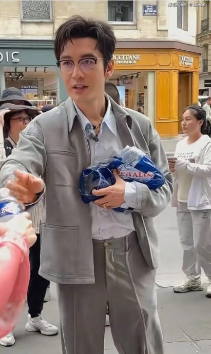 摄影师相机包被偷走 黄晓明塞钱应急获赞