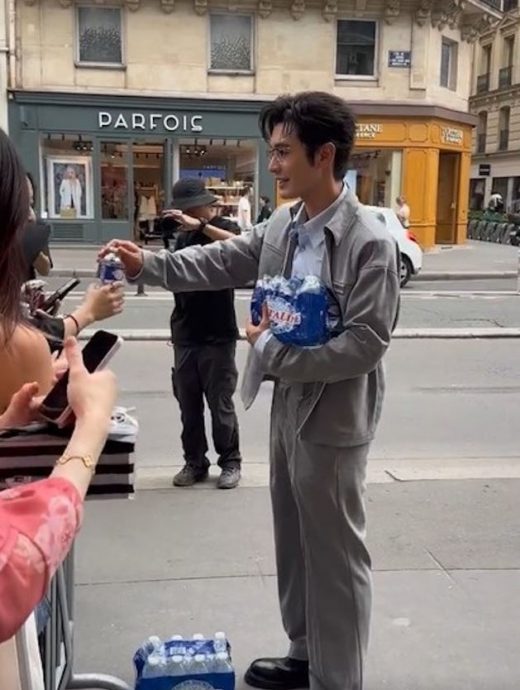 摄影师相机包被偷走 黄晓明塞钱应急获赞