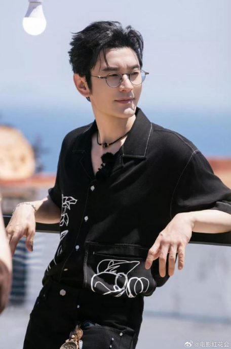 摄影师相机包被偷走 黄晓明塞钱应急获赞