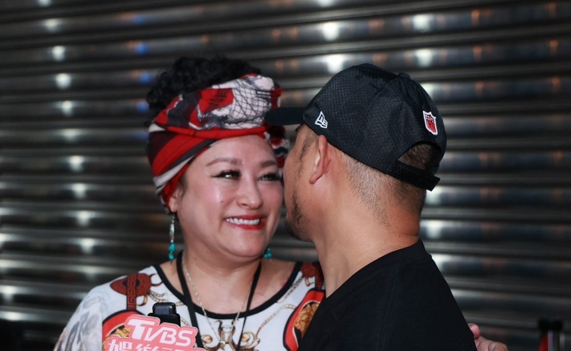 摊位气爆后仍心有余悸 纪晓君声带疲乏暂停演出