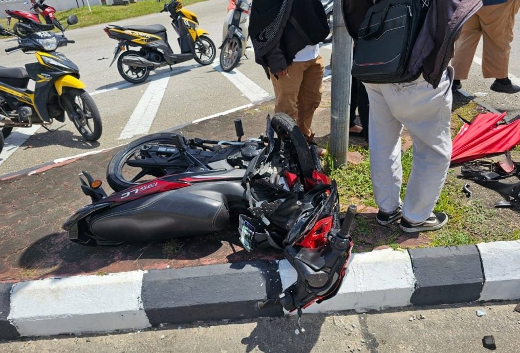 摩托车失控猛撞救护车,UniPSAS大学生2死。