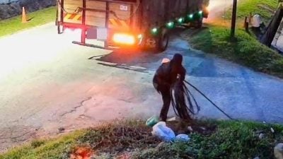 摩托车随行把风 罗里收垃圾手法偷电缆