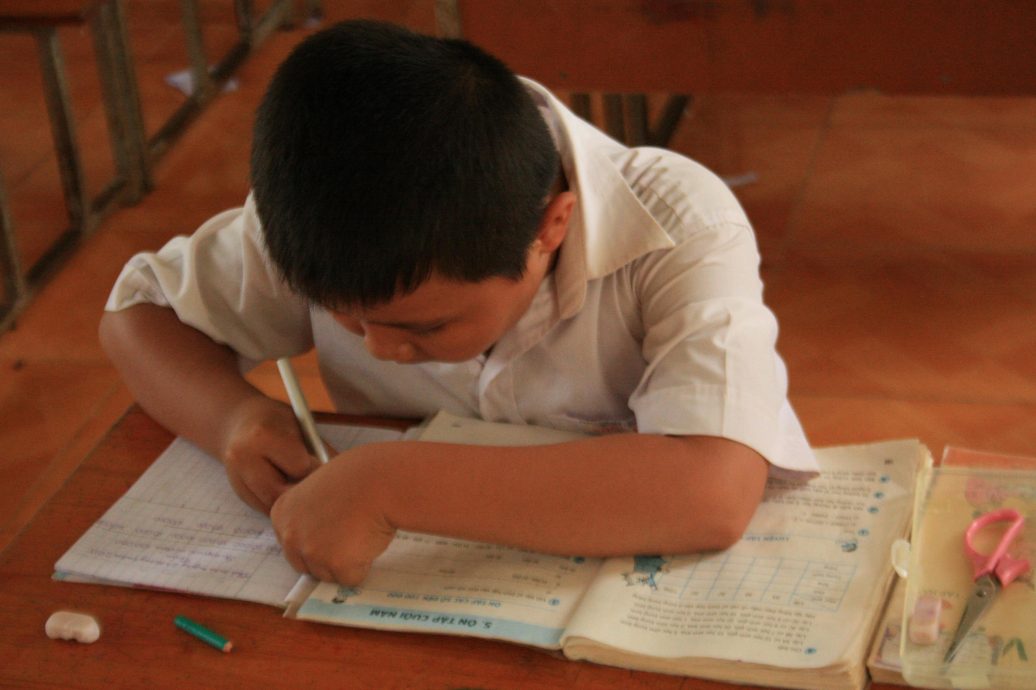 教孩子用ChatGPT写作文? 教师对家长“扯后腿”表失望