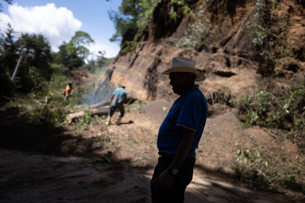 教师医护地震期间罢工封路抗议要加薪 危地马拉总统批冷血