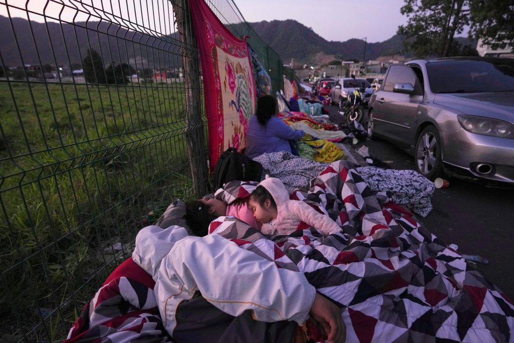 教师医护地震期间罢工封路抗议要加薪 危地马拉总统批冷血