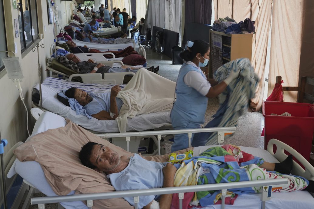 教师医护地震期间罢工封路抗议要加薪 危地马拉总统批冷血