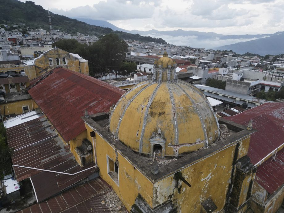 教师医护地震期间罢工封路抗议要加薪 危地马拉总统批冷血